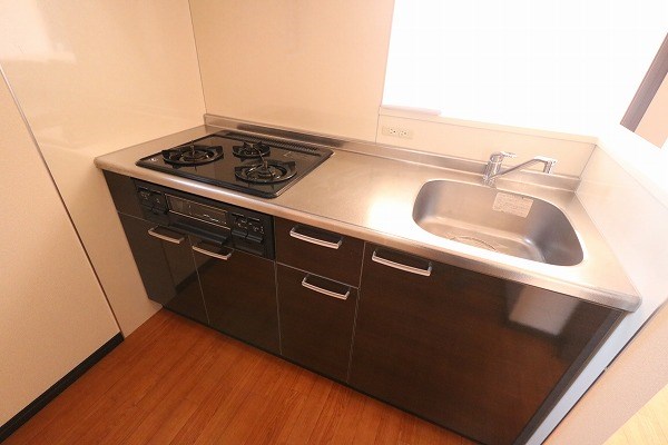 キッチン　3口ガスコンログリル付のシステムキッチン