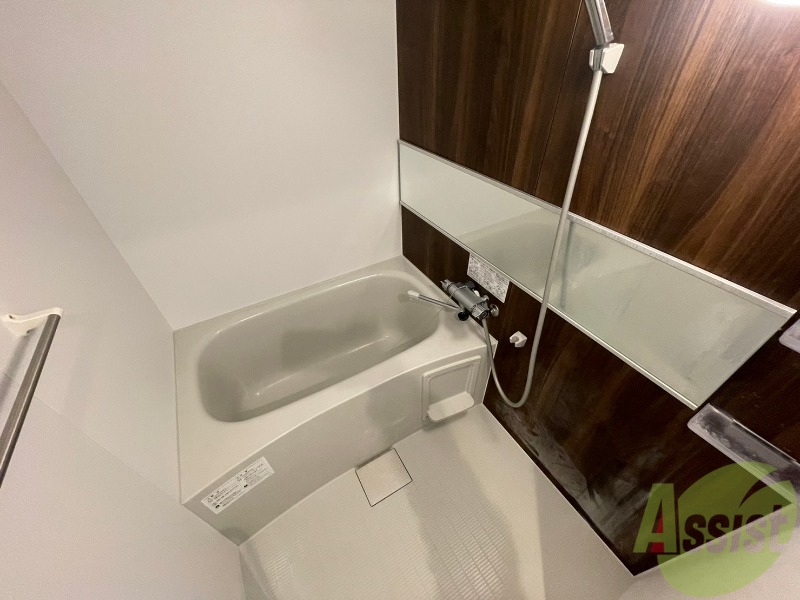 バス・シャワールーム　広々したお風呂で快適にくつろげそうです。