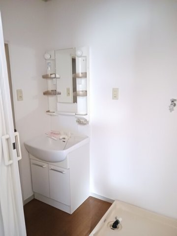 洗面設備　明るい洗面所です