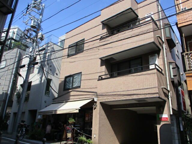 建物外観　鉄骨造・総戸数は9戸です。