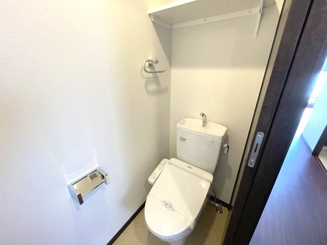 トイレ　ブラウン基調の室内写真を表示していますが、実際はホワイト基調