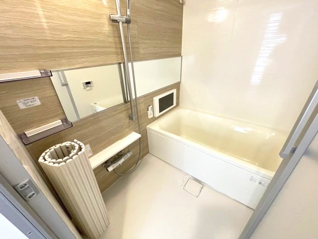 バス・シャワールーム　ブラウン基調の室内写真を表示していますが、実際はホワイト基調