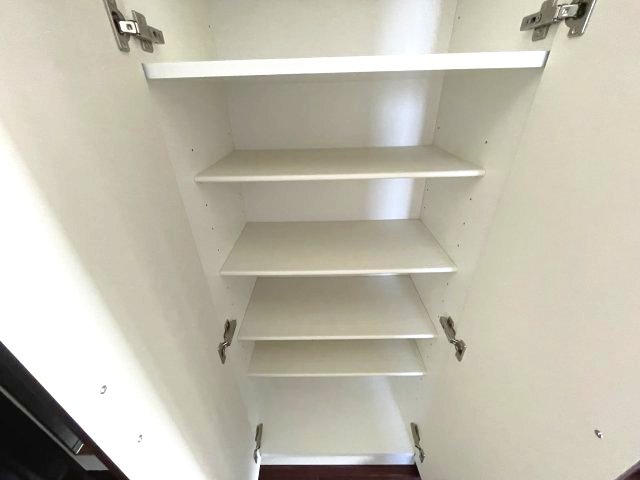収納　ブラウン基調の室内写真を表示していますが、実際はホワイト基調