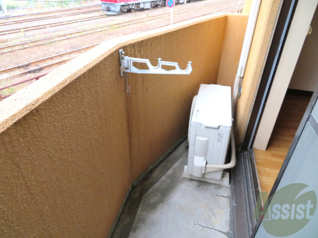 バルコニー　バルコニーの形はちょっと変わってますが、お洗濯はできますね