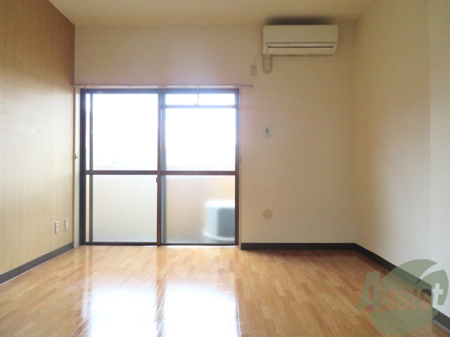 居室・リビング　リビングは７．５帖の洋室、単身者用のお部屋です