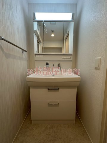 洗面設備　明るい洗面所です