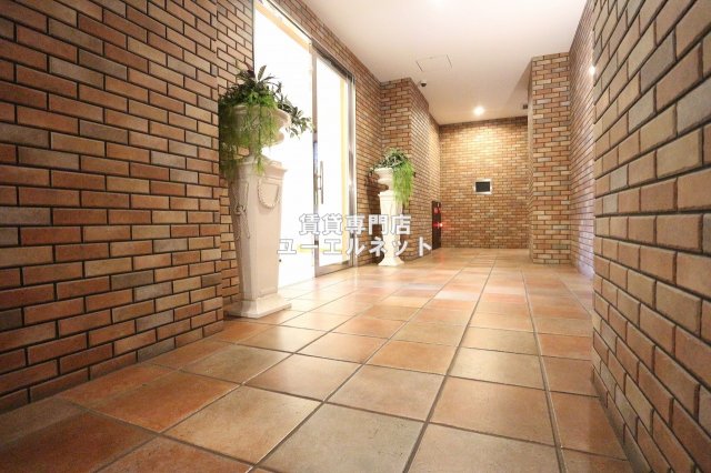 エントランス　毎日通る場所だからこそ、洗練された空間に