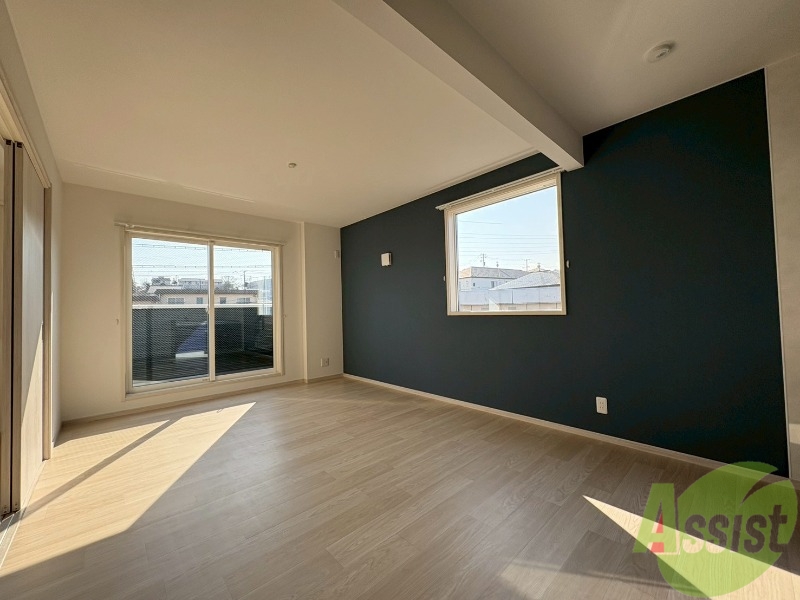 居室・リビング　こちらは１０．８帖のリビングになります。