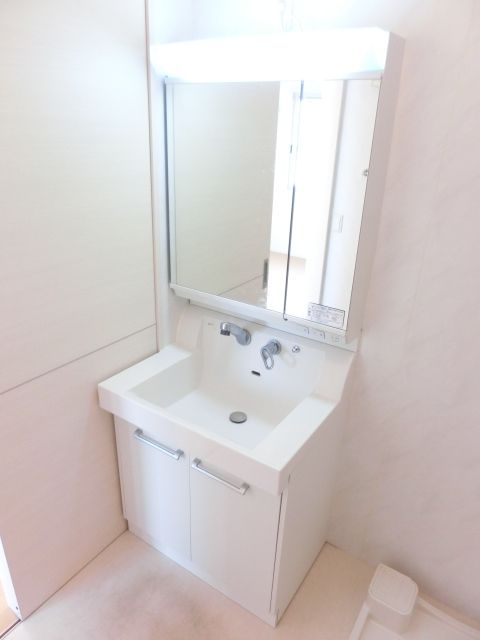 洗面設備　毎朝の準備に便利な独立洗面台です