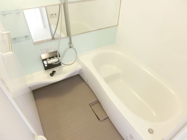 バス・シャワールーム　広々とした１坪バスです