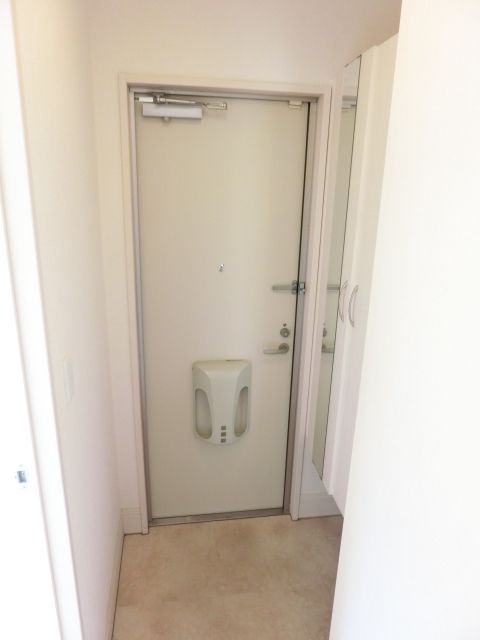 玄関　玄関にはシューズボックスがあります