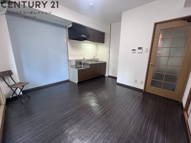 居室・リビング　床が落ち着いた色合いで綺麗です♪