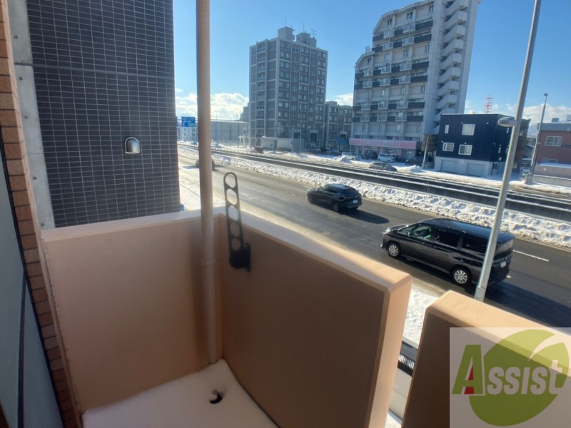 バルコニー　バルコニーです。洗濯物を干すもよし、一息つくもよしですね。