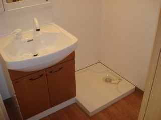 洗面設備　朝の身支度も楽々の独立洗面化粧台、洗濯機置き場あります◎