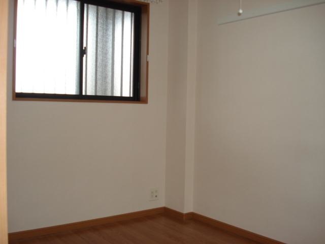 その他部屋・スペース　4帖洋室、収納スペースあります◎