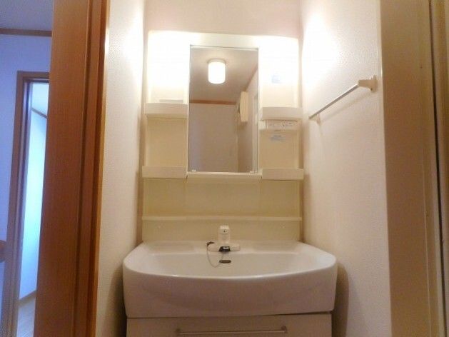 洗面設備　スペースが確保できる洗面所です