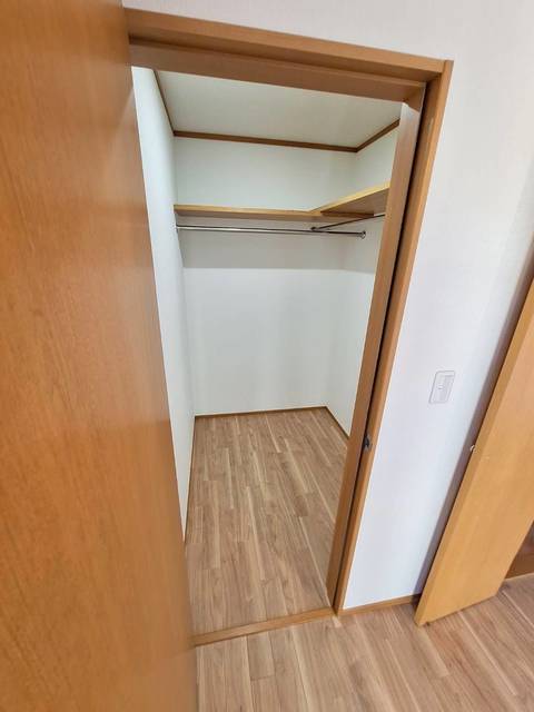 収納　1.5帖の納戸にはハンガーパイプもあります