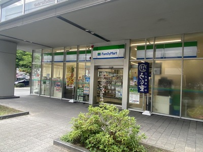 コンビニ　ファミリーマート 白川通本町店（コンビニ）まで162m