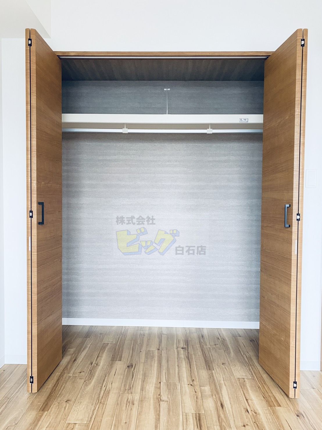 収納　壁一面のクローゼットたっぷりのお部屋です♪