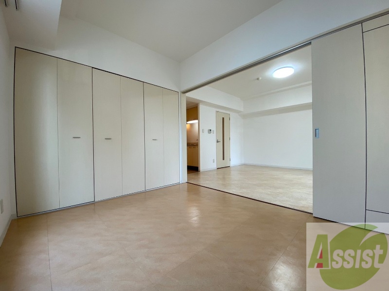 その他部屋・スペース　天井が広く、解放感がある洋室となっております。