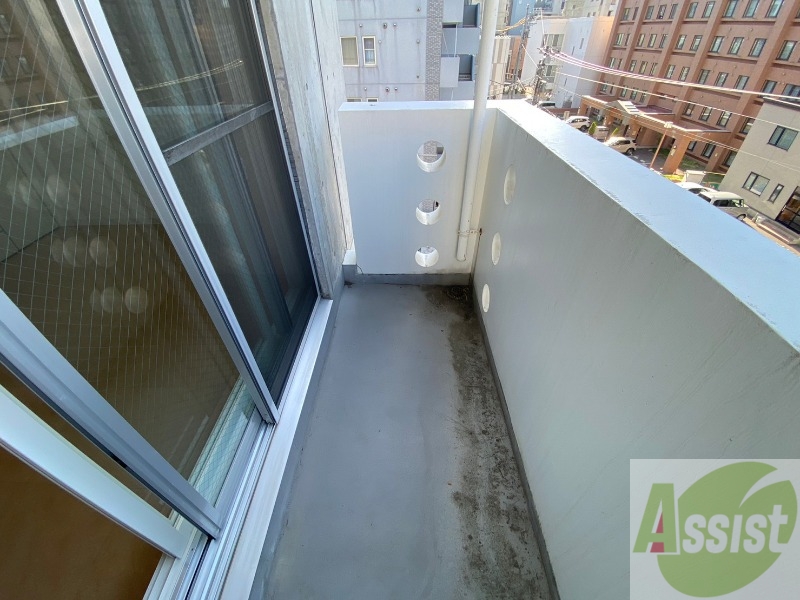 バルコニー　バルコニーは幅があり、広い印象を受けました。