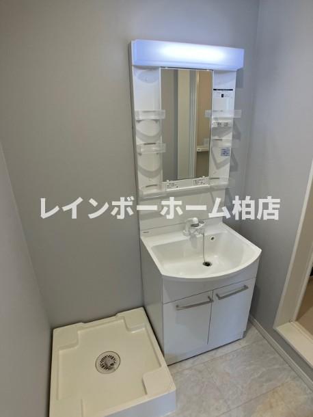 洗面設備　明るい洗面所です