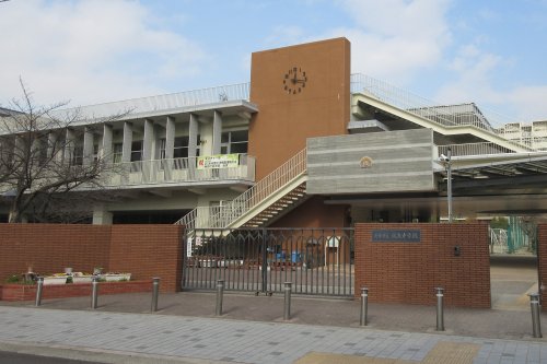 中学校　尼崎市立成良中学校（中学校）まで748m