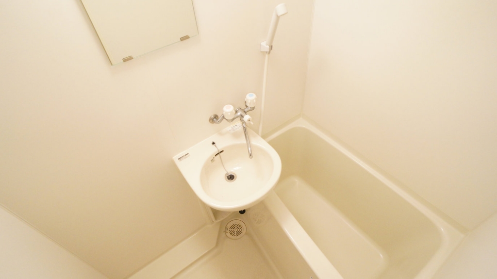 バス・シャワールーム　清潔感のあるお風呂