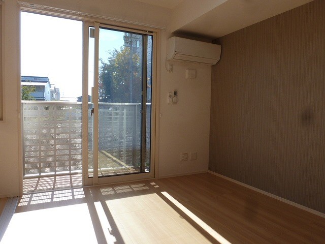 居室・リビング　写真は102号室です