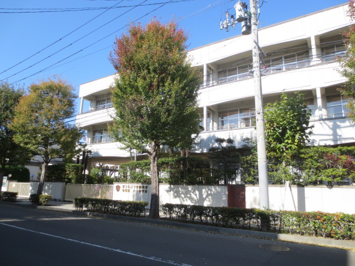 小学校　聖ウルスラ学院（小学校）まで700m