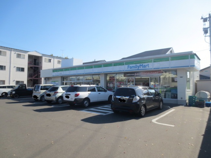 コンビニ　ファミリーマート（コンビニ）まで500m