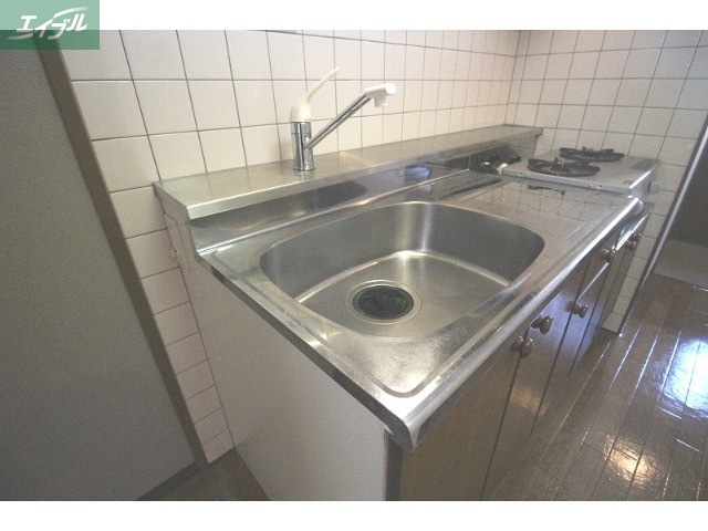 洗面設備　キッチンの壁に鏡有ります。