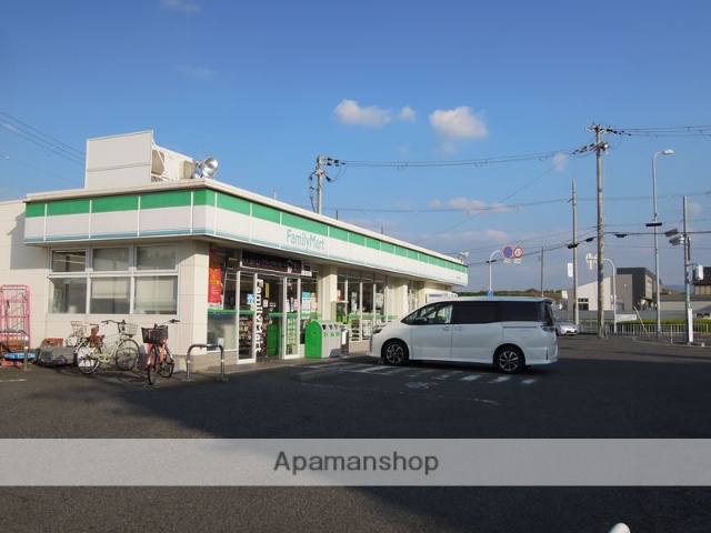 コンビニ　ファミリーマート（コンビニ）まで829m