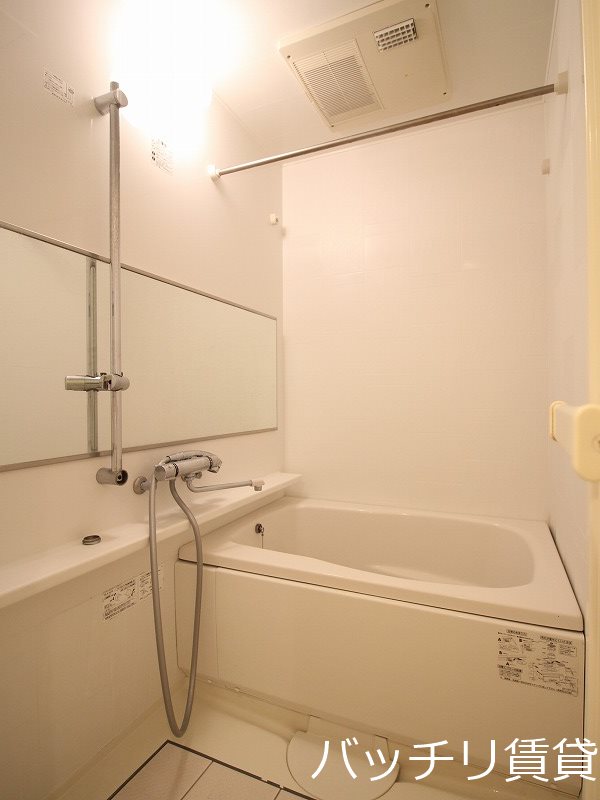 バス・シャワールーム　別号室タイプの為、現状を優先いたします