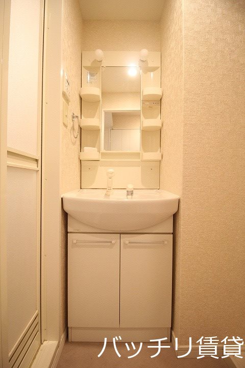 洗面設備　別号室タイプの為、現状を優先いたします