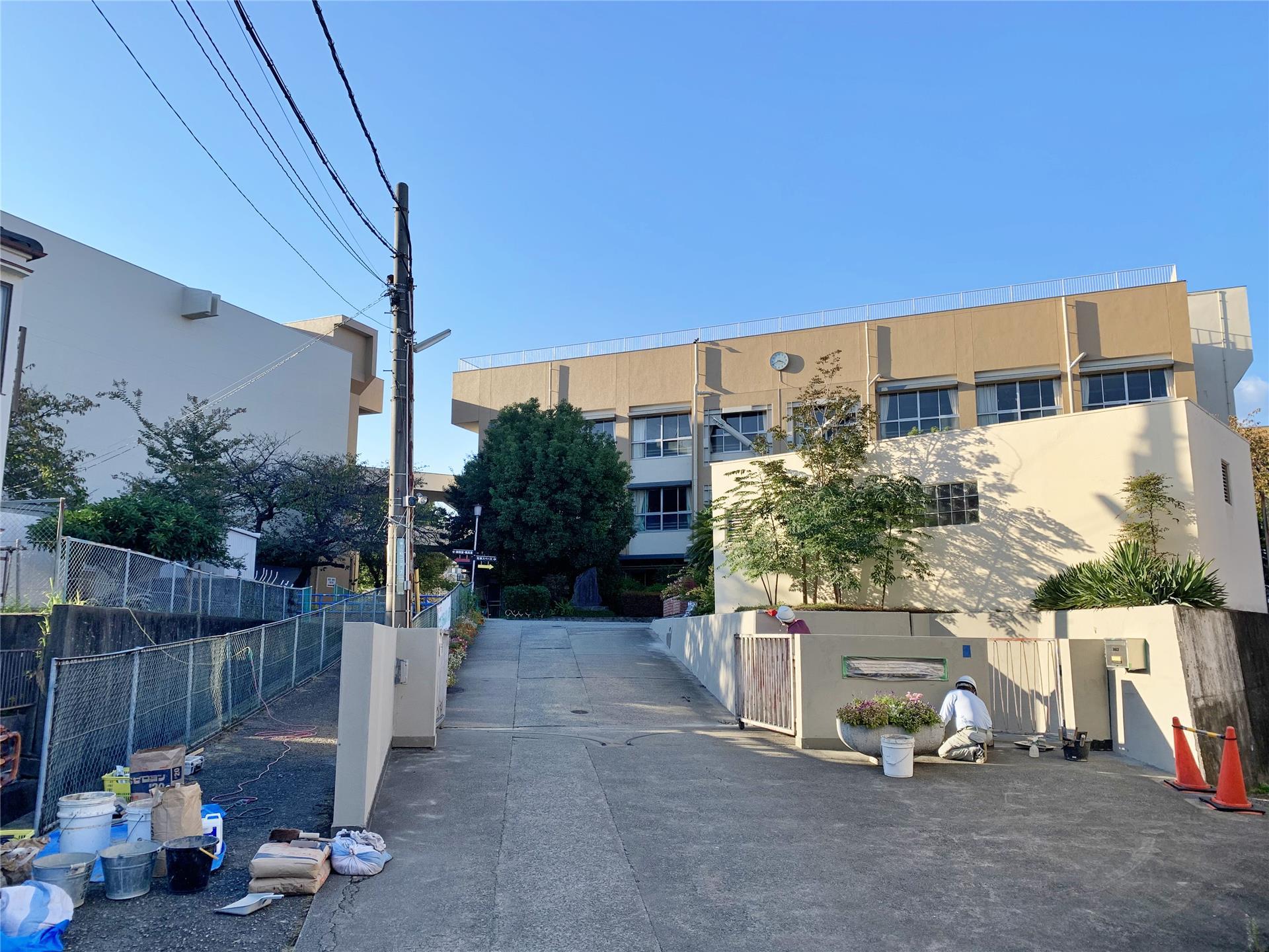 中学校　甲武中学校（中学校）まで271m