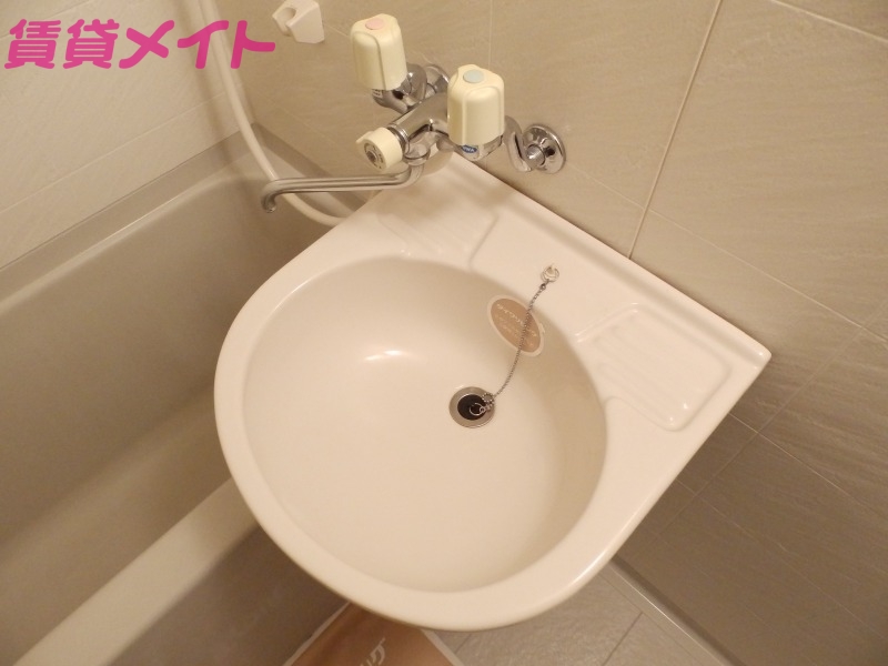 洗面設備　同型参考写真です。