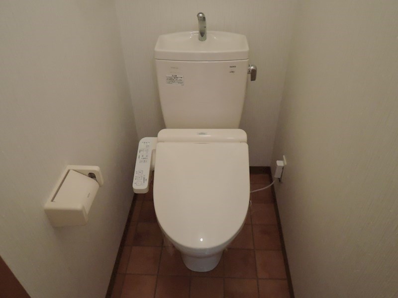 トイレ　トイレ上部にはサニタリーＢＯＸがあり、ストック収納に便利！