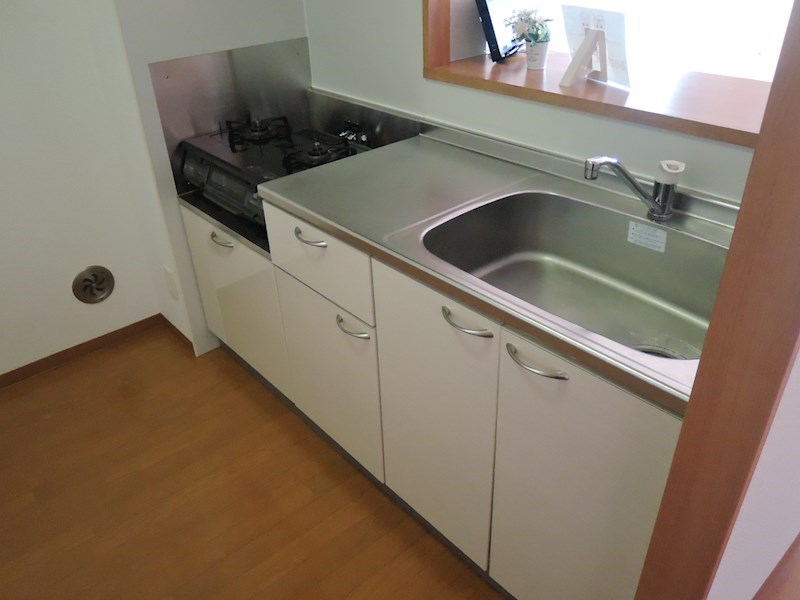 キッチン　キッチン上部には吊戸棚があり、収納たっぷり！