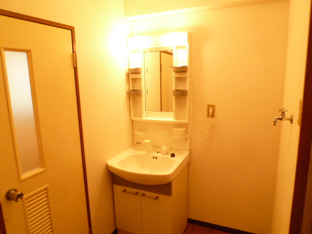 洗面設備　★別室参考写真です。★忙しい朝に嬉しいシャワー付洗面台★