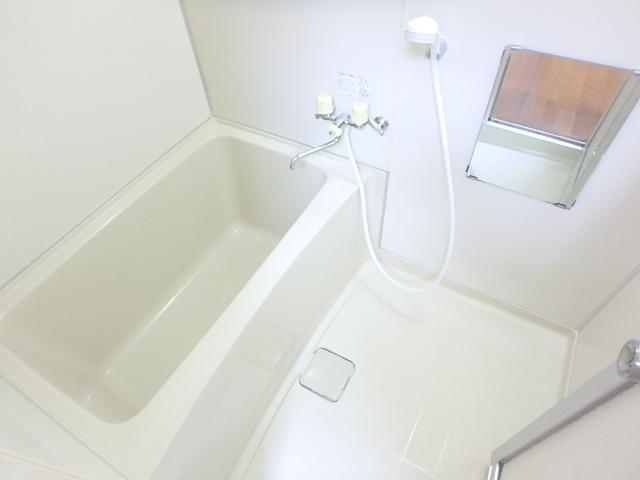 バス・シャワールーム　清潔感のあるお風呂です。
