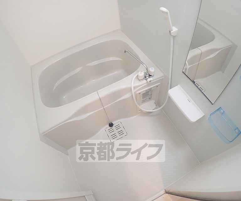 バス・シャワールーム　清潔感のあるバスルームです。