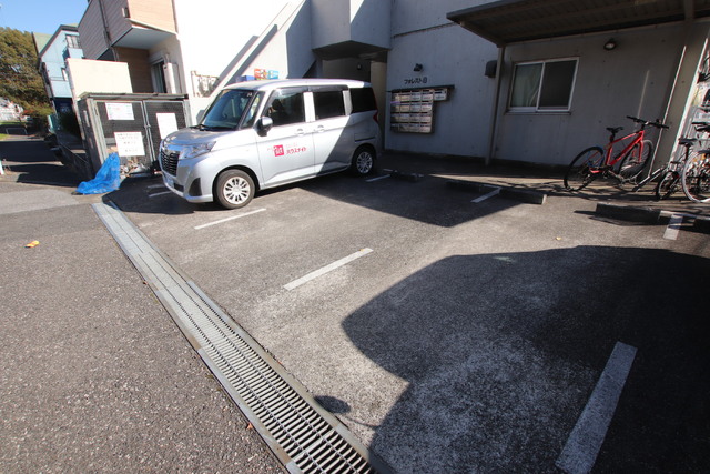 駐車場　敷地内駐車場あり（要空き確認）