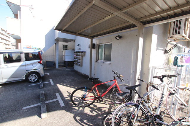 その他共有部分　屋根付き駐輪場あり