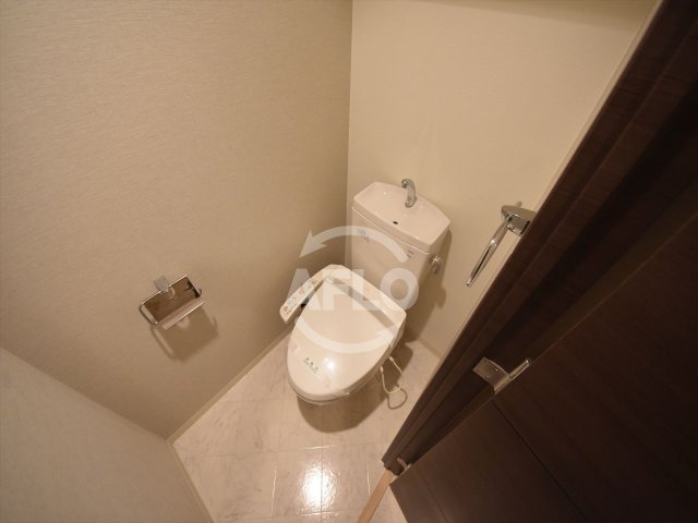 トイレ　レオンコンフォート本町東　温水洗浄便座