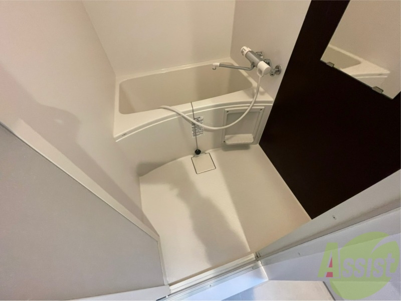 バス・シャワールーム　バスルームは狭すぎず、シャワーも浴びやすそうです。