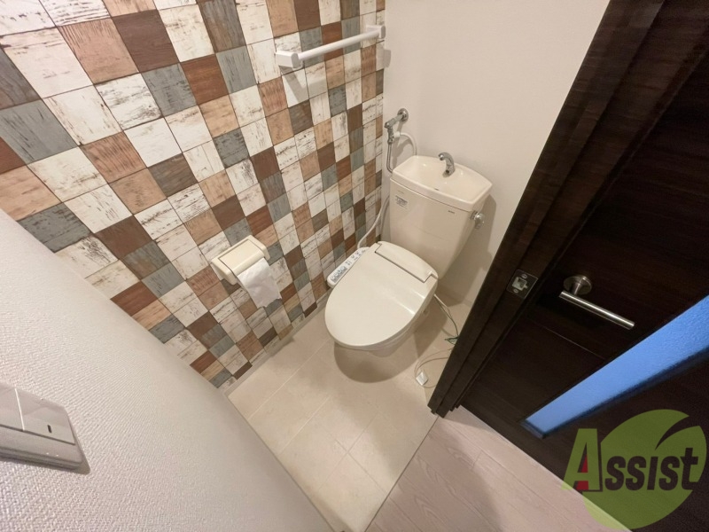 トイレ　こちらはトイレです。清潔感があり、安心して使用できます。