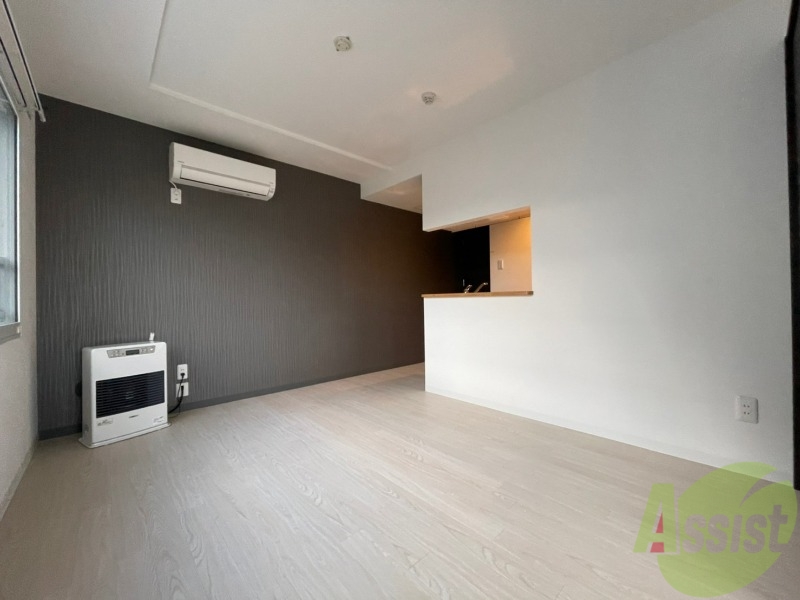 居室・リビング　白さが清潔感を出してくれます。お部屋も明るいですね。