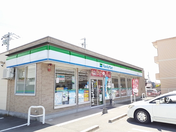 コンビニ　ファミリーマート鈴鹿白子町店（コンビニ）まで1800m