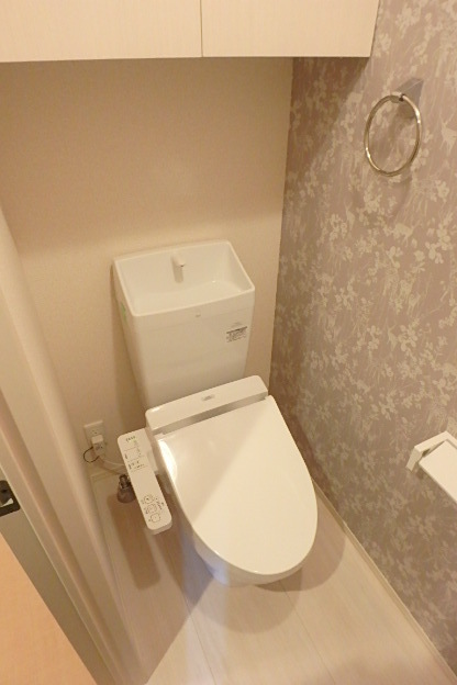 トイレ　洗浄便座付きのトイレは棚もあります